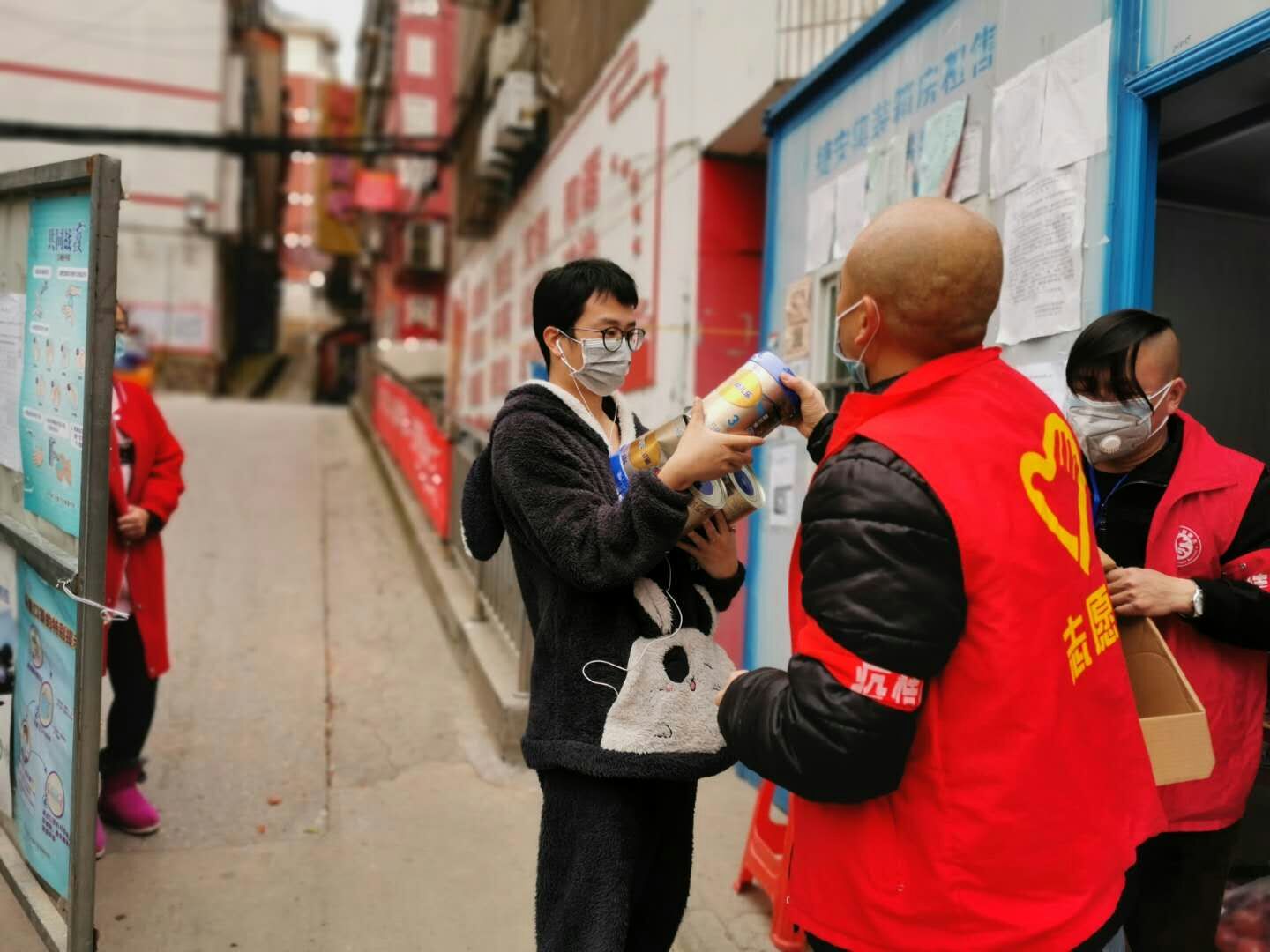 湖北-荊門公交集團-寧飛（社區(qū)義工服務，幫居民買奶粉）.jpg